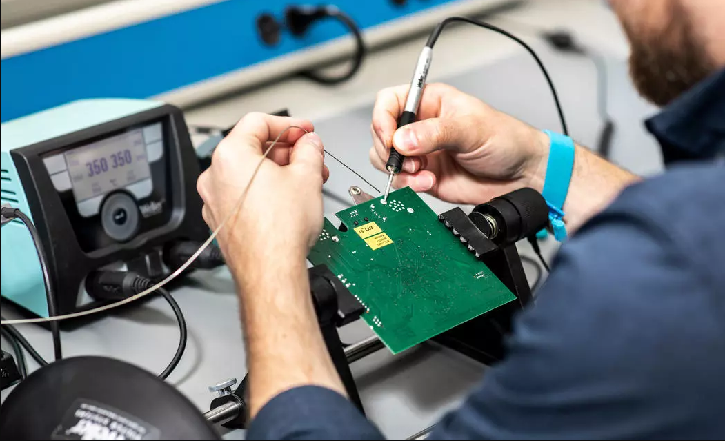 Giải pháp hàn bo mạch điện tử đòi hỏi độ chính xác cao với trạm hàn thiếc WX Line từ Weller